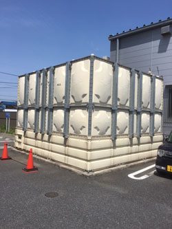 屋外のステンレス製貯水槽の消毒清掃