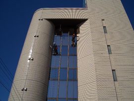 ロープブランコによる外壁の打診調査作業