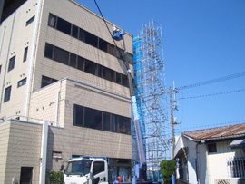 仮設足場を組んだ建物の外壁タイル改修